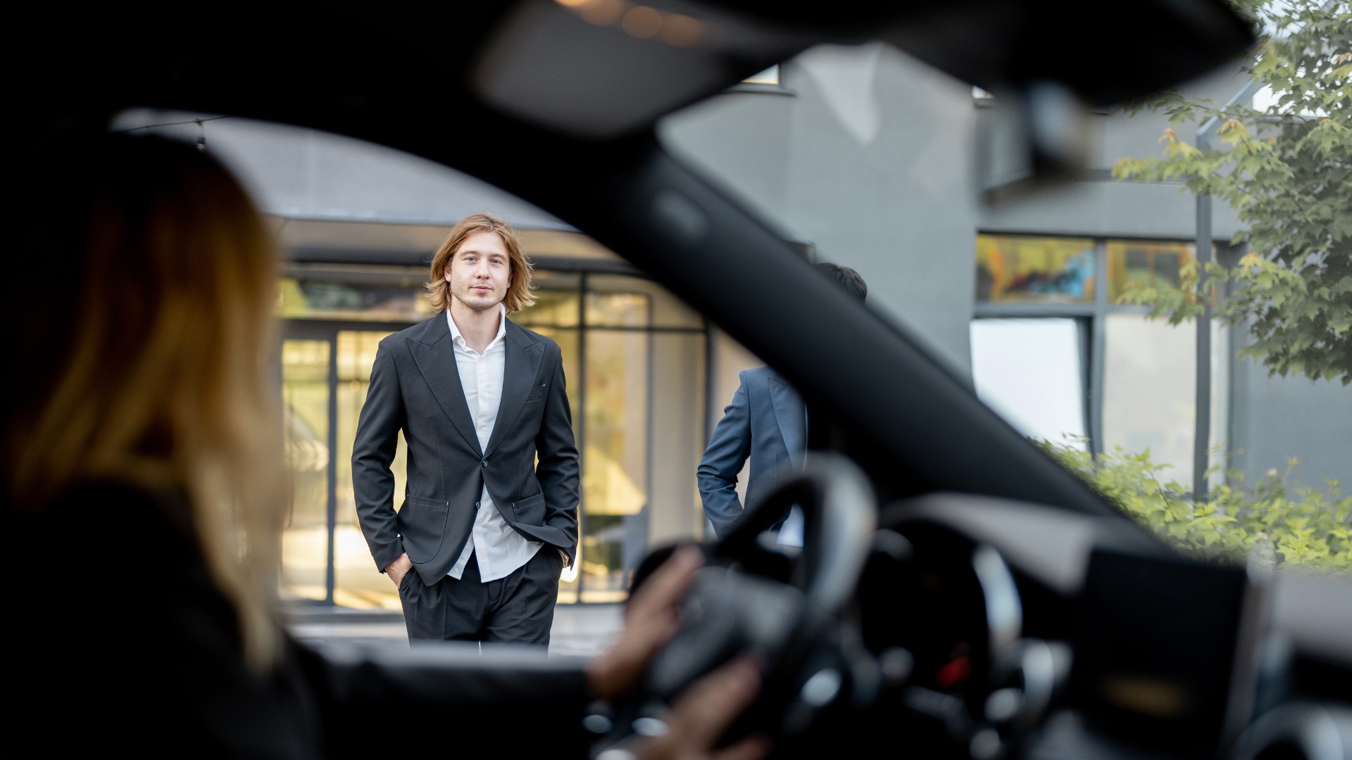 Chauffeur VTC attendant ses clients pour un transfert de Lyon à Val d'Isère